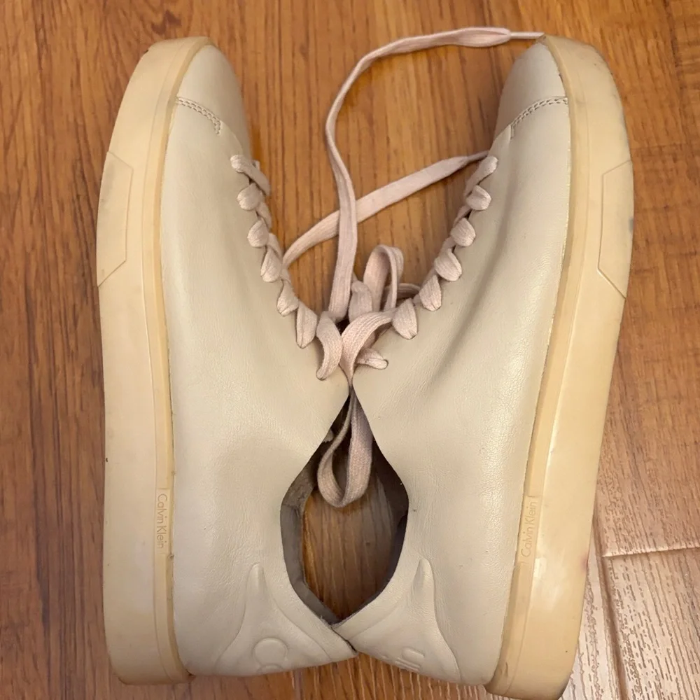 Calvin Klein Women's Classic Minimalist Casual Beige Leather Sneakers, size‎ 6